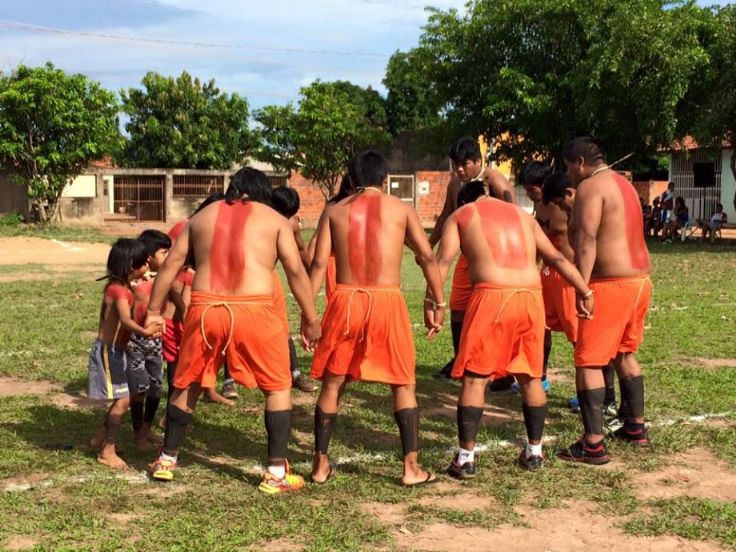 Indígenas xavantes participam de partida de futebol beneficente em Cuiabá